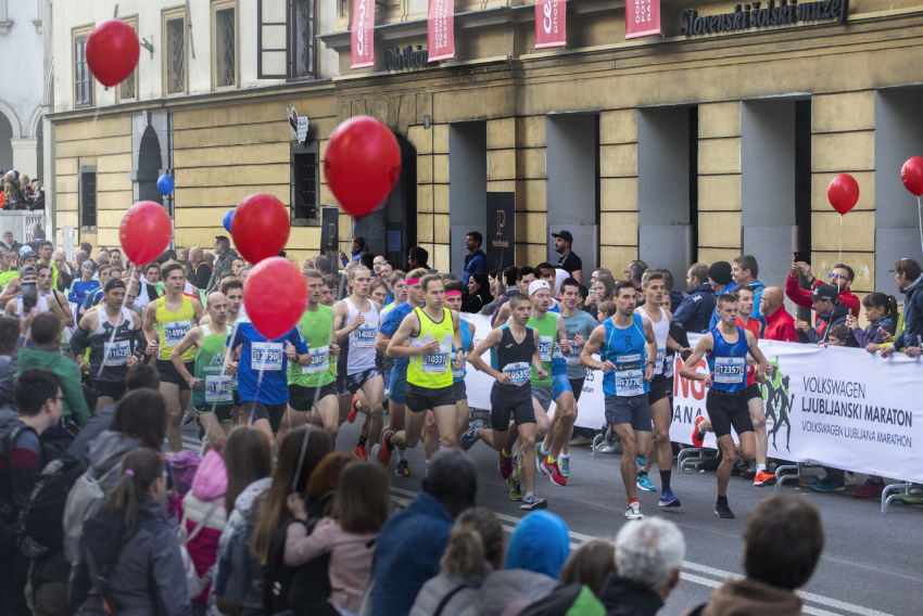 Ljubljanski maraton - prizori množice tekačev in navijačev na Slovenski cesti v Ljubljani.