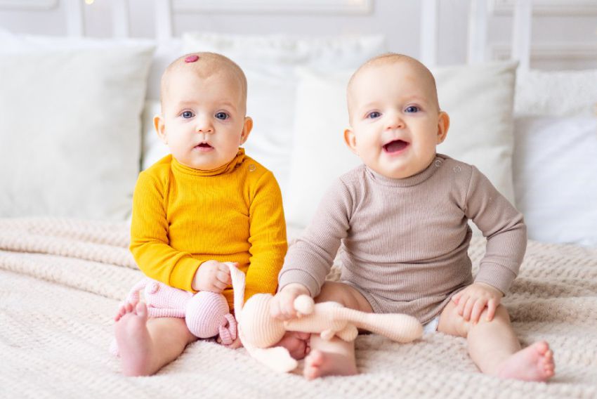 Dojenčla dvojčka - levi ima na čelu infantilni hemangiom