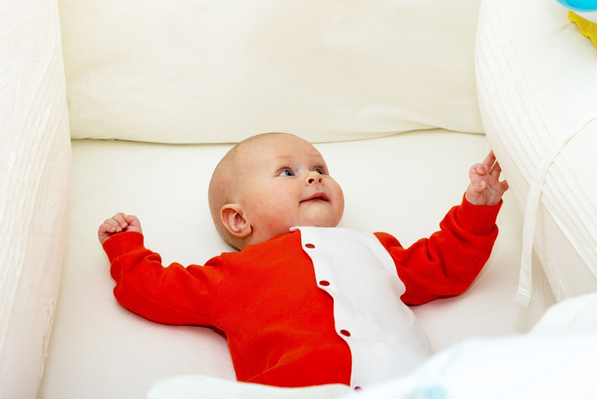 Dojenček v zibelki - simbolna fotografija za zlatenico pri dojenčkih