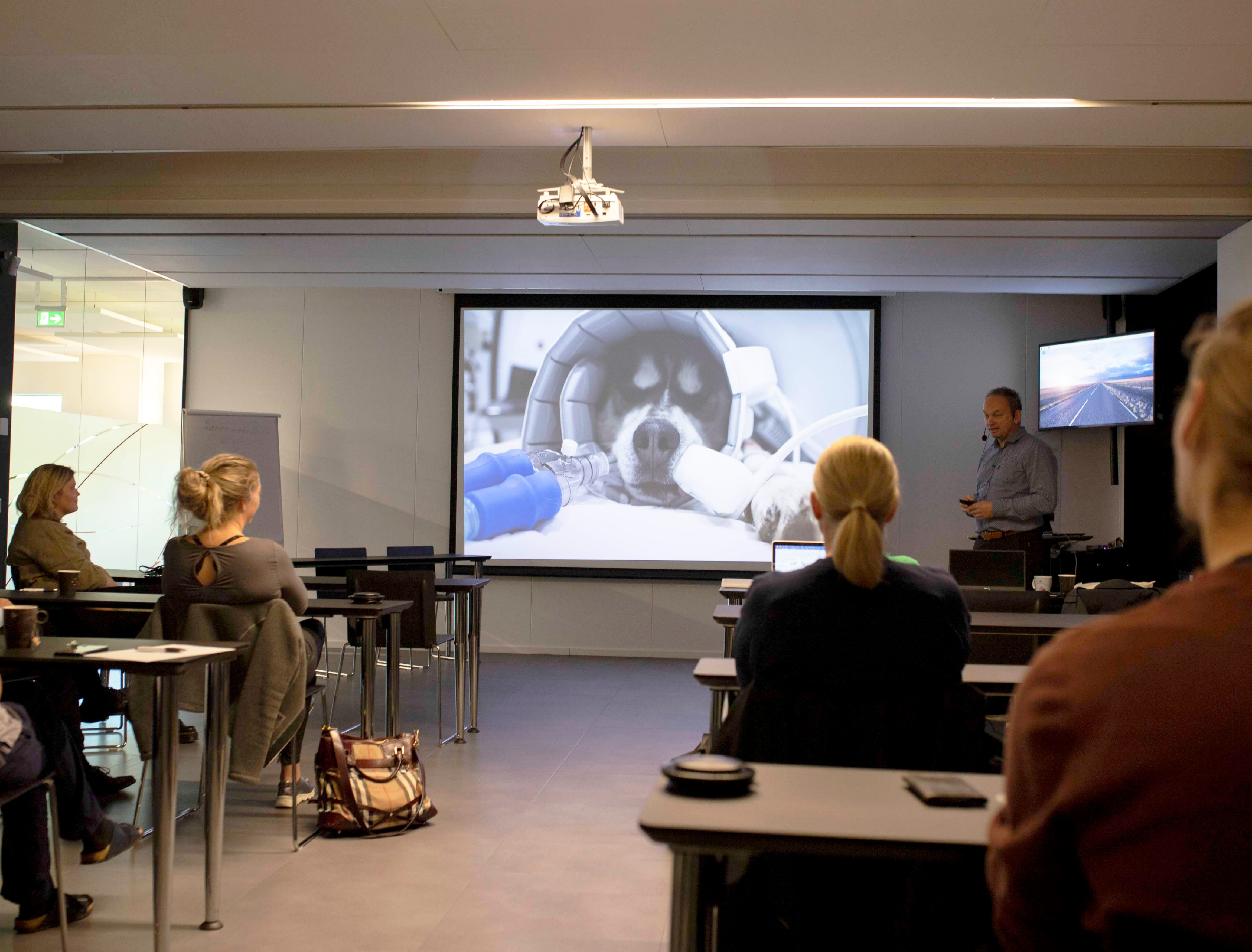 Morten Bruvold, spesialist på MR-produkter fra GE Healthcare, holder en presentasjon for veterinærer på et møte arrangert av Fredrikstad dyrehospital.