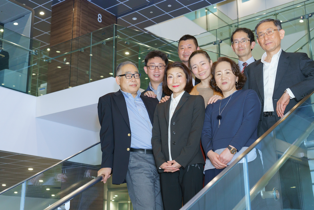 大田氏、尾平氏と共に、P2Cでエネルギーをデザインする東芝のチーム