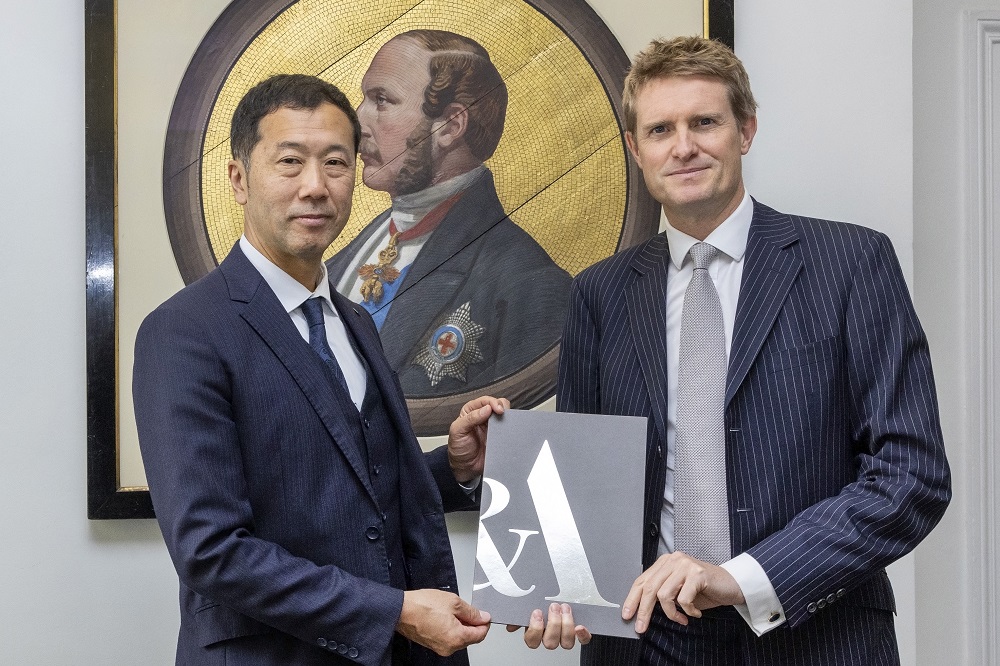 東芝ヨーロッパ社社長兼CEO  熊谷朋昭氏（右） ヴィクトリア＆アルバート博物館館長 トリストラム・ハント氏（左）