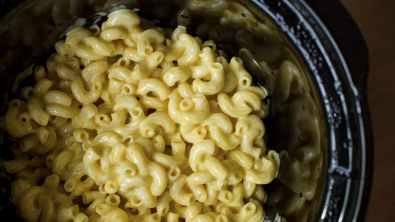 slow_cooker_mac_and_cheese_2000x1125.jpg