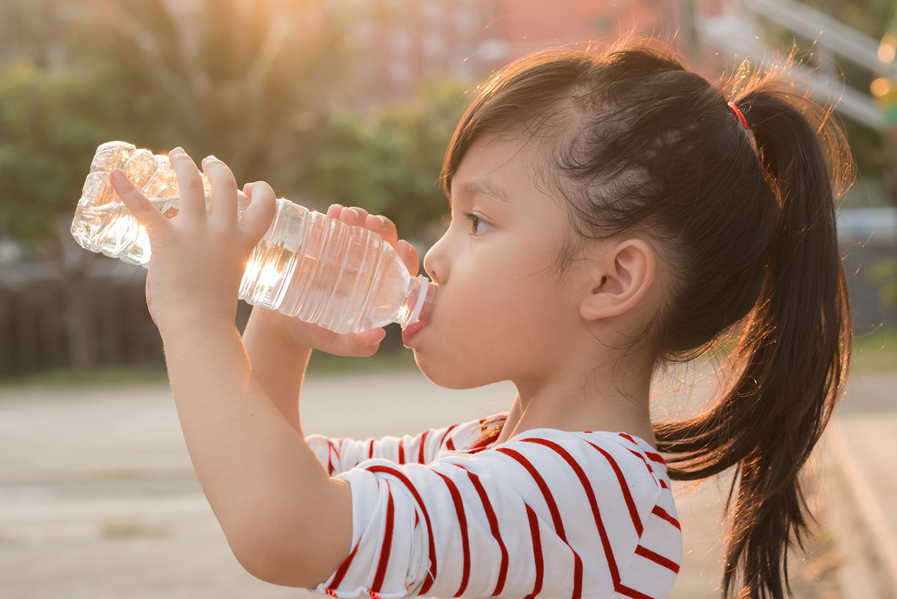 Ajari anak untuk minum lebih banyak air putih