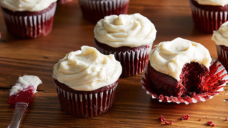 easy_red_velvet_cupcakes_572.jpg