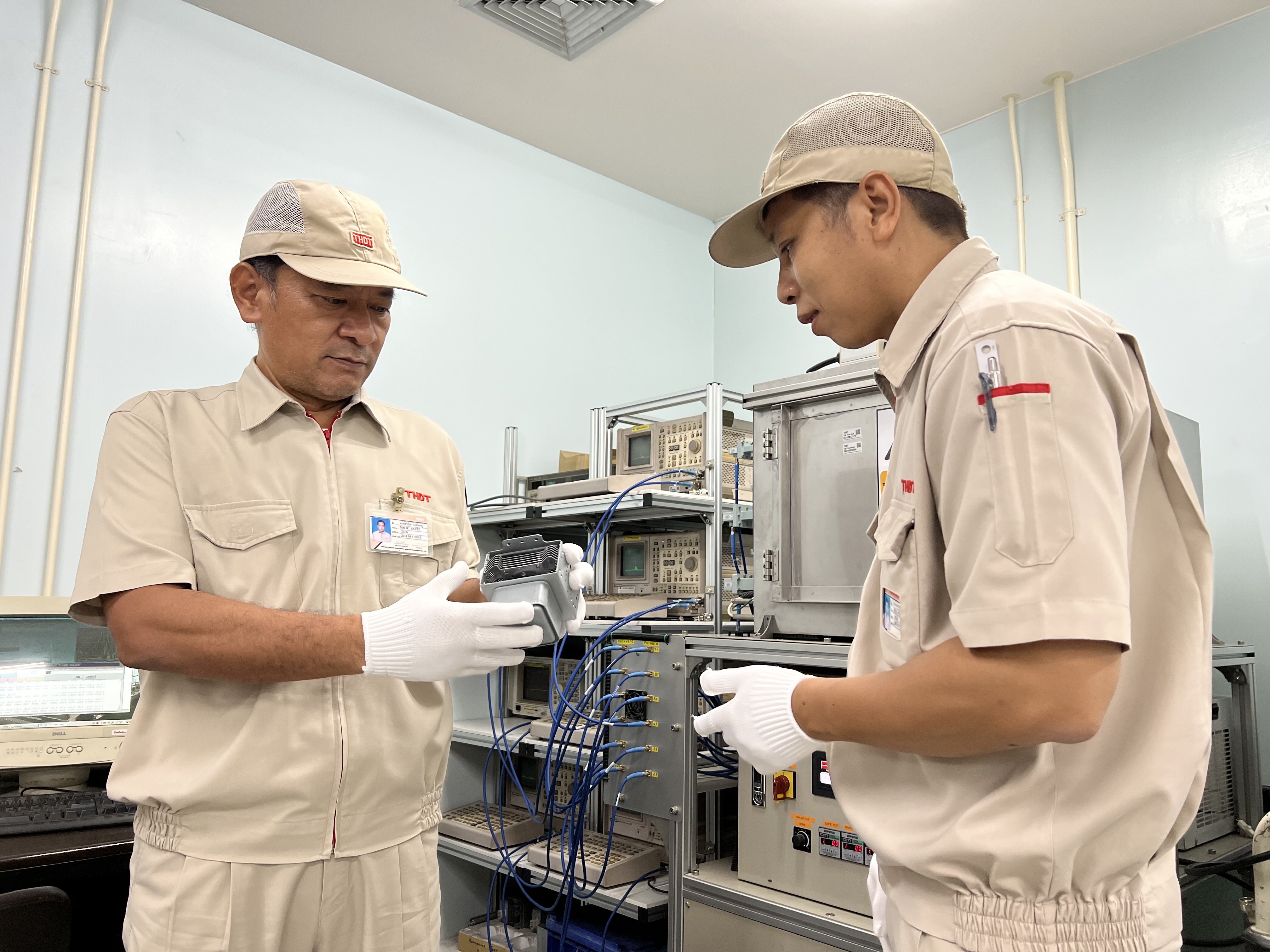 東芝ホクト電子タイ社　Director Satit Wongchompoo氏（左）