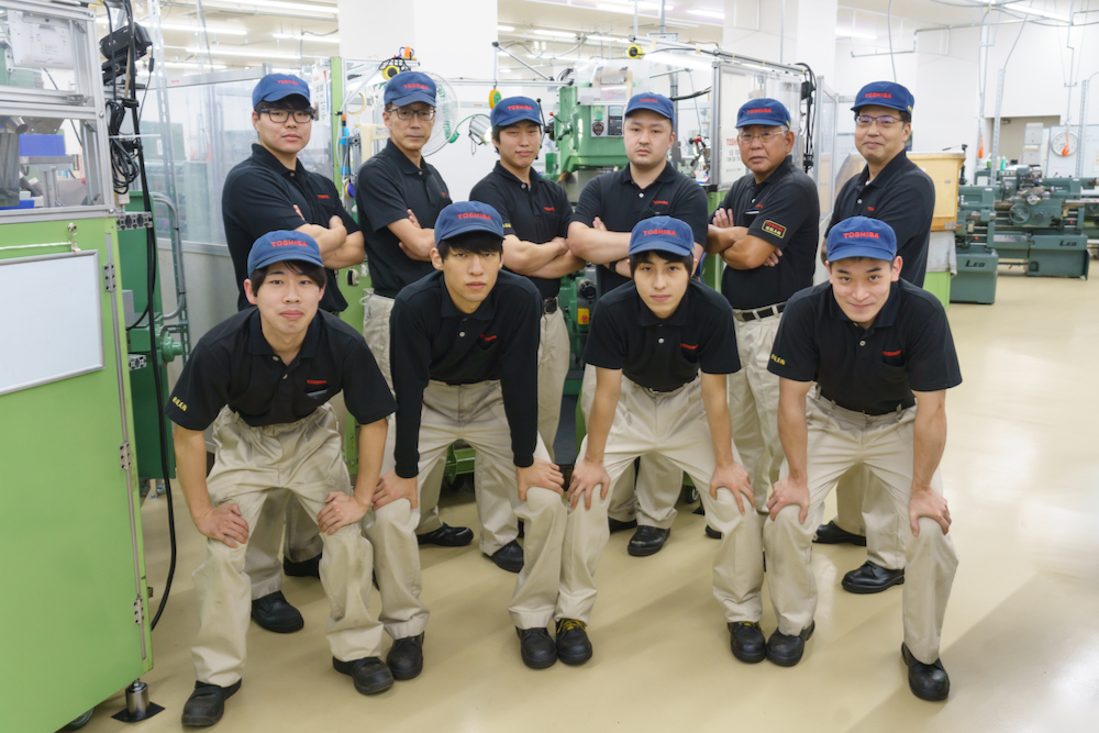 2022年度の技能五輪に出場する選手と指導員たち。矢口さん（上段一番左）と太田さん（下段右から二番目）