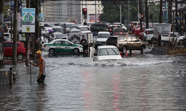 driving-through-flood-in-manila-f12e.jpg