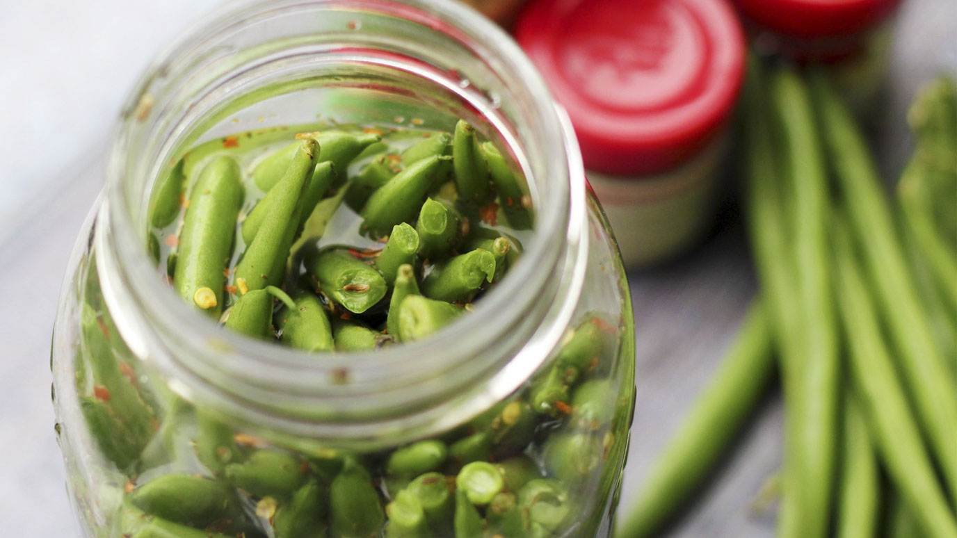 dill_and_garlic_pickled_green_beans_2000x1125.jpg