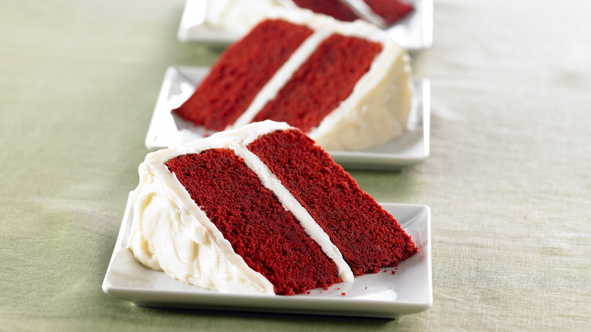 red-velvet-cake-with-vanilla-cream-cheese-frosting.jpg