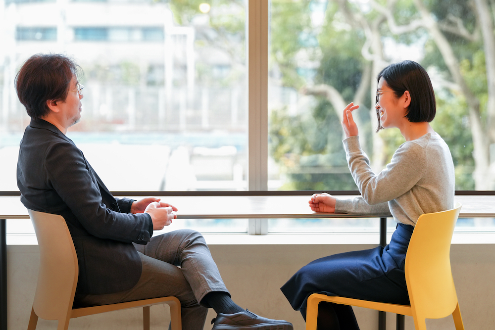 Ido (left) and Takahashi (right) smiling during their chat