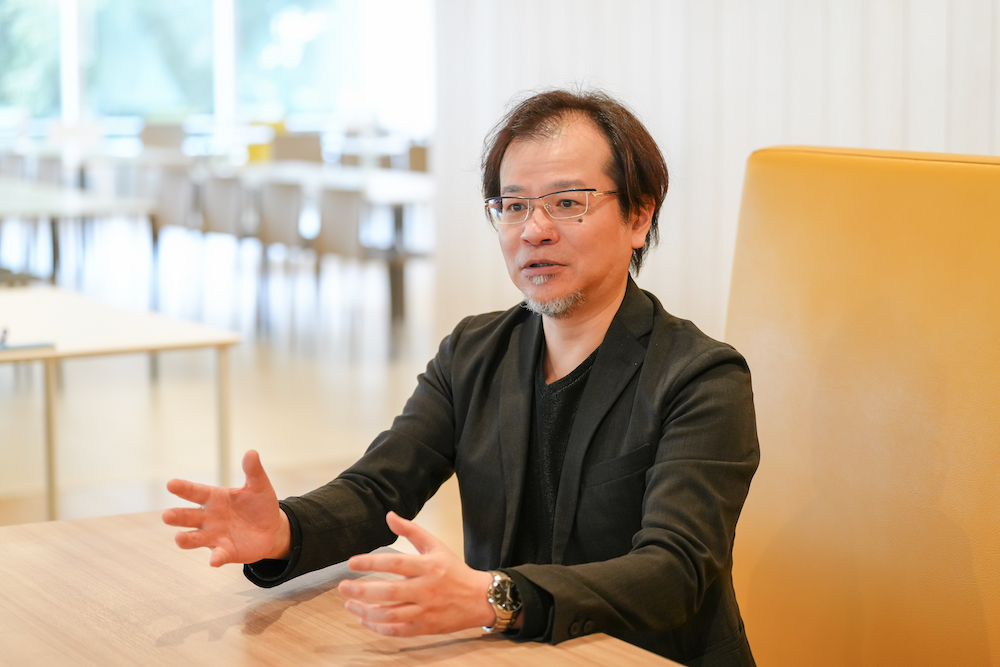インタビューを受ける井戸氏