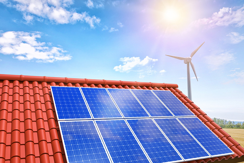 Sončna elektrarna na stanovanjski hiši. Simbolna fotografija za energetsko prenovo doma.