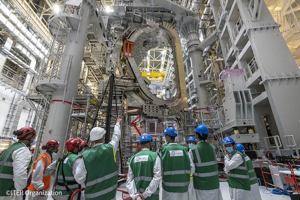 組立建屋にて組立が進められているセクターモジュール。40度分の真空容器とTFコイル2基を組み合わせて組み立てられている。