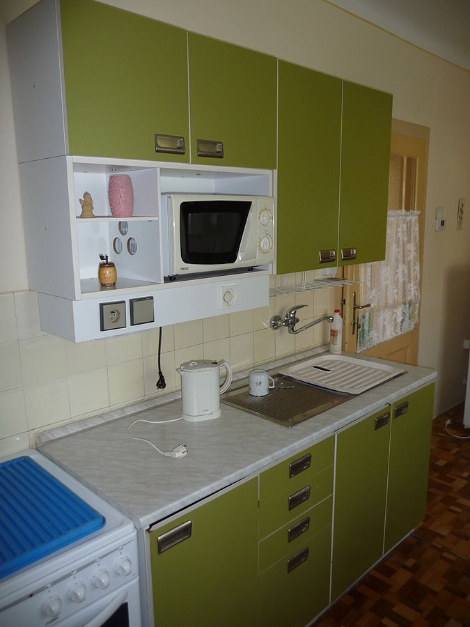 675px-Green_kitchen_cabinet_(1).jpg