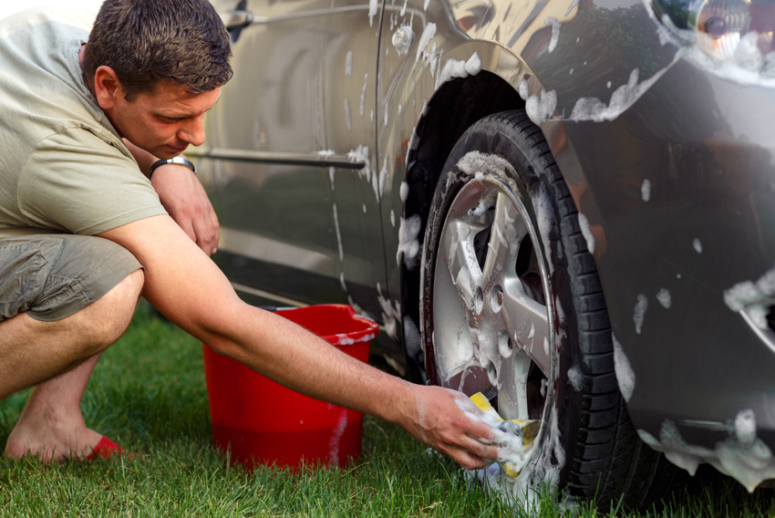 Moški temeljito čisti svoj avto