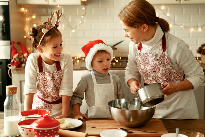 Družina pri peki božičnih piškotov za božični jedilnik