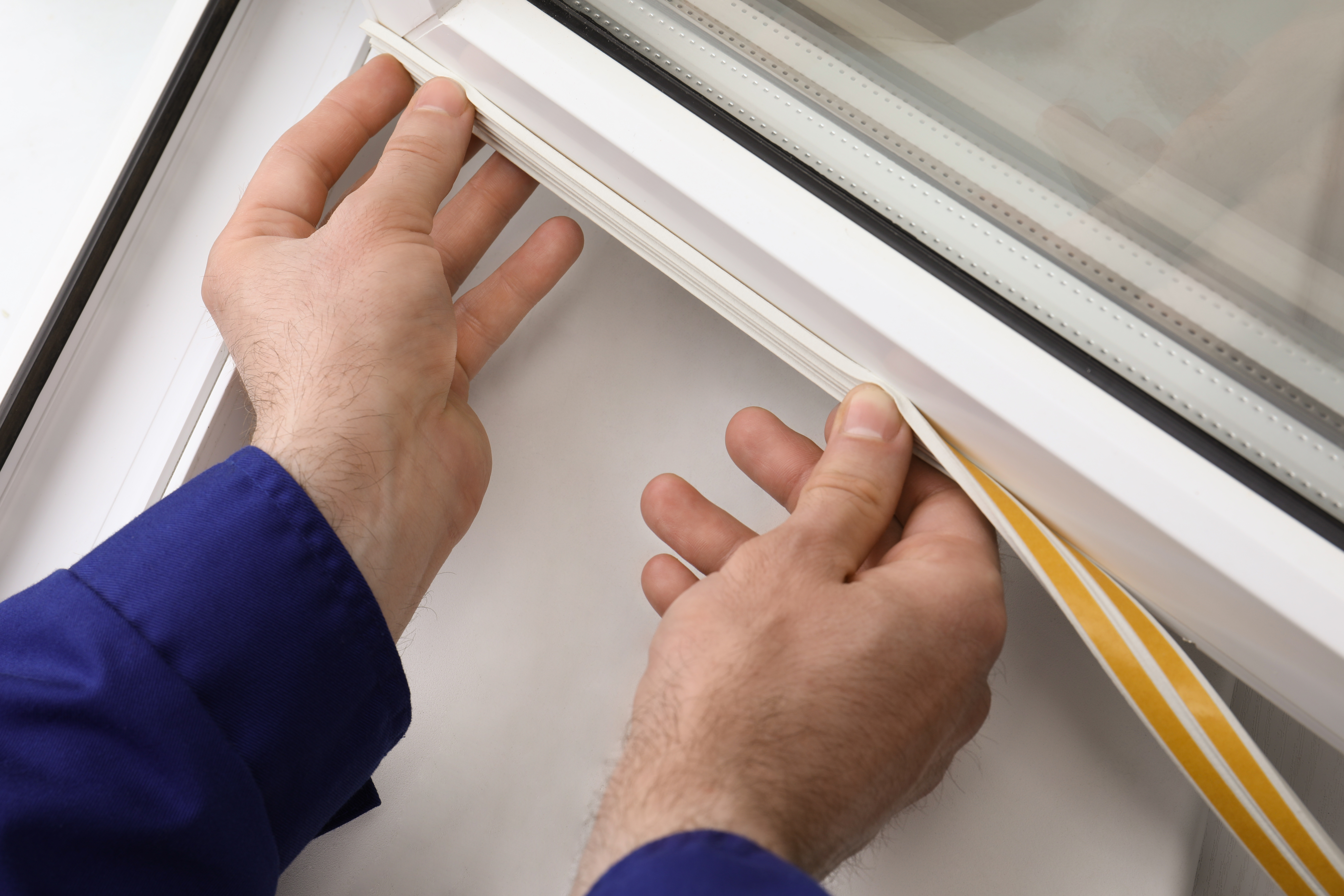 filling in gaps in the edge of windows to keep home warm in winter