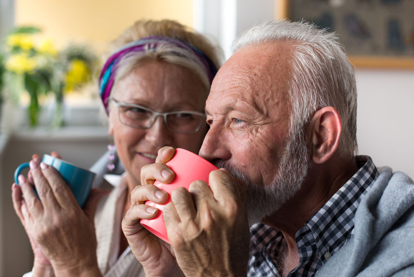 Starejši par s toplimi napitki skrbi za svojo odpornost pozimi