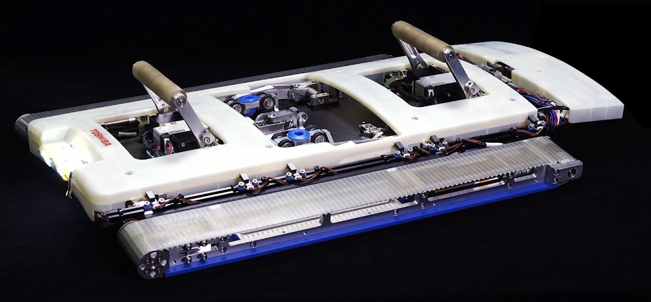東芝が開発した、高機能型の発電機検査ロボット。上部からアームを出している。