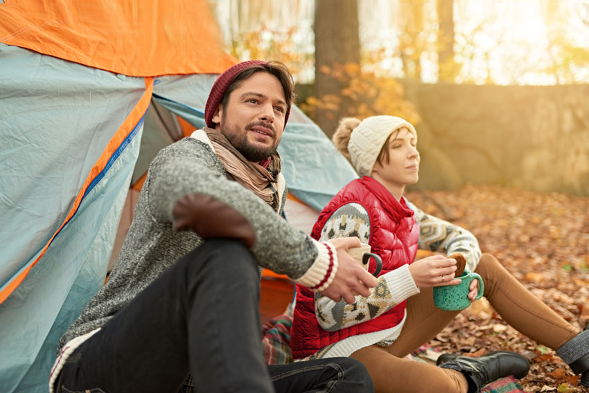 Fotografija mladih prijateljev, ki uživata v naravi - simbolna fotografija za dobro načrtovano upokojitev
