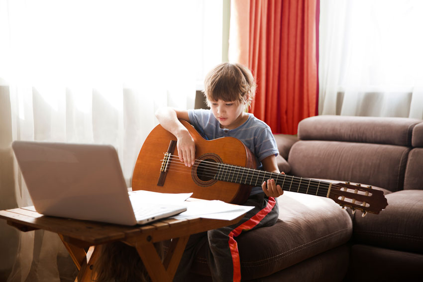 Otrok za hobi igra kitaro