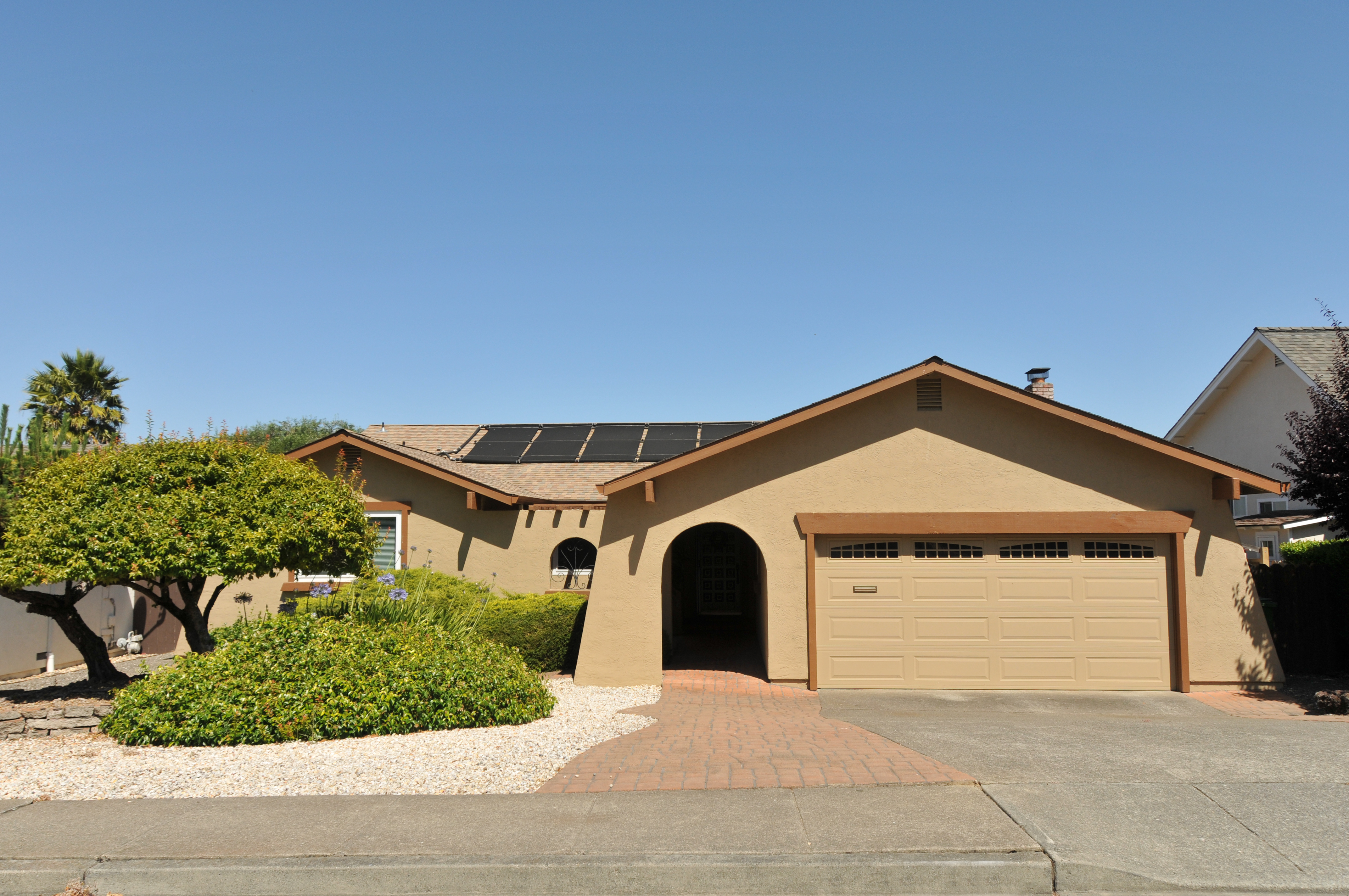 Single story family house with driveway