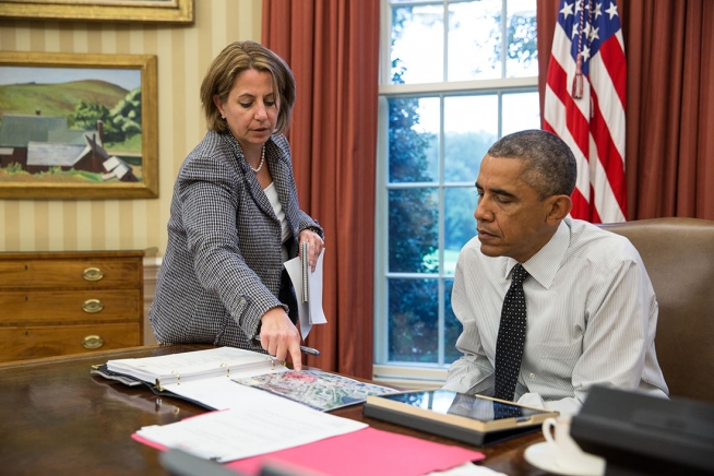 Lisa Monaco confers with President Obama.