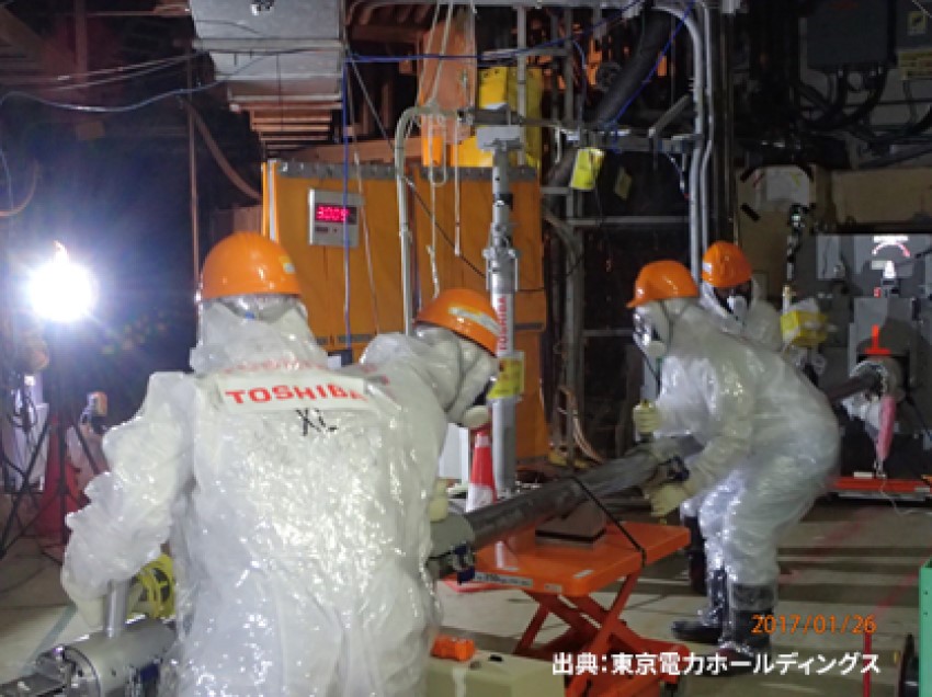 福島第一原子力発電所にて、防護服を着用して作業する様子。