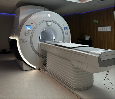 Uma imagem contendo no interior, mesa, computador, monitorDescrição gerada automaticamente