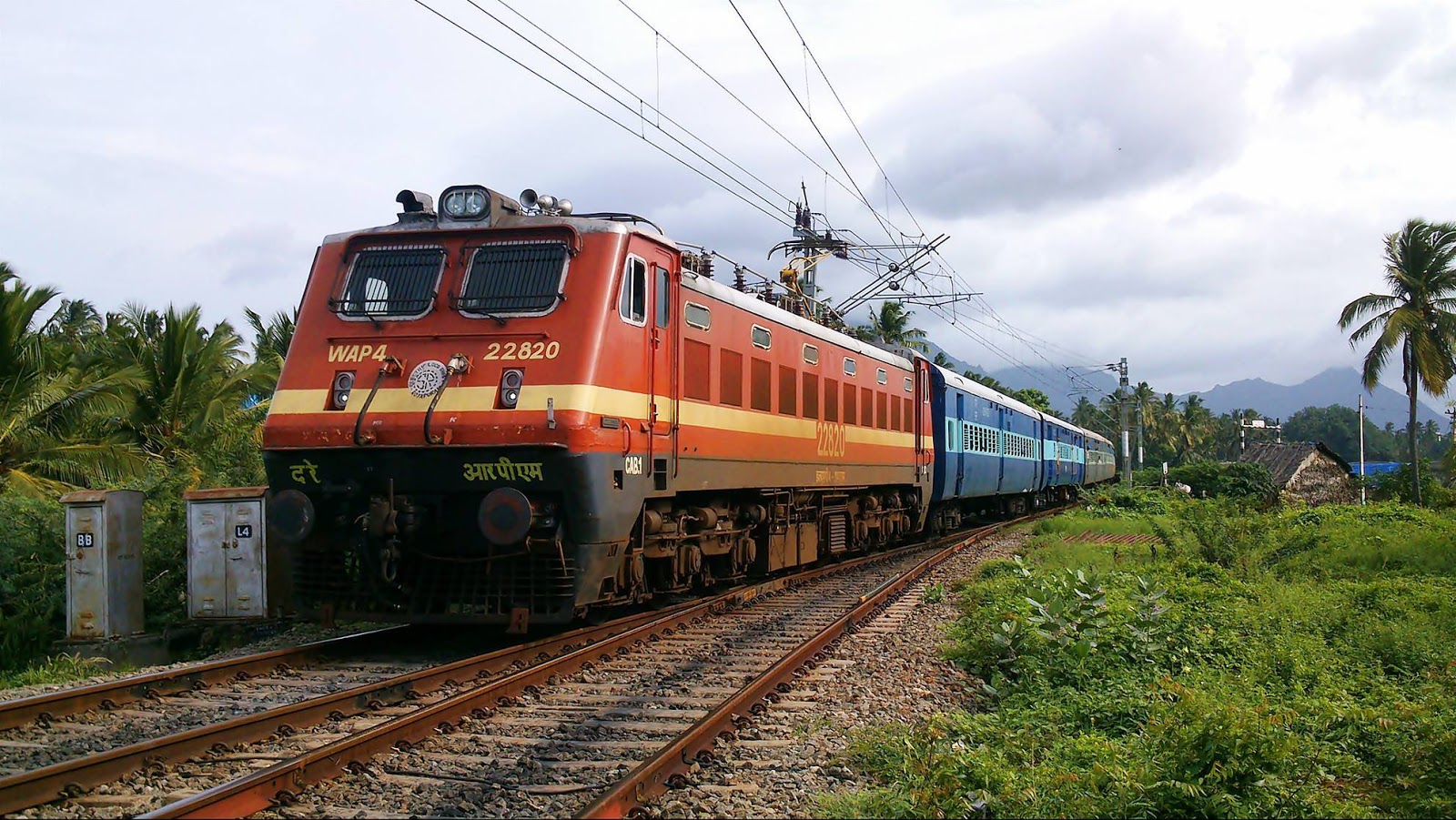 WAP-4_Class_locomotive_of_Indian_Railways.jpg