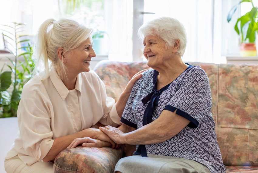 Raziskave o razvoju Alzheimerjeve bolezni Generali - na sliki negovalka govori s starejšo gospo, k ise spopada z boleznijo