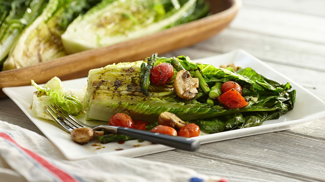 https://images-cdn.welcomesoftware.com/Zz05NzFmNjkwOWVhOTUyZmUwY2M4YjFhZDhhNDcwMmFiMw==/grilled-romaine-and-vegetable-salad-with-balsamic-herb-vinaigrette.jpg?width=1366