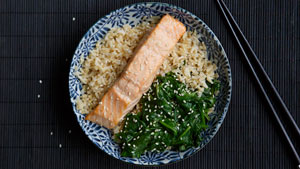 How to make poached salmon with spinach