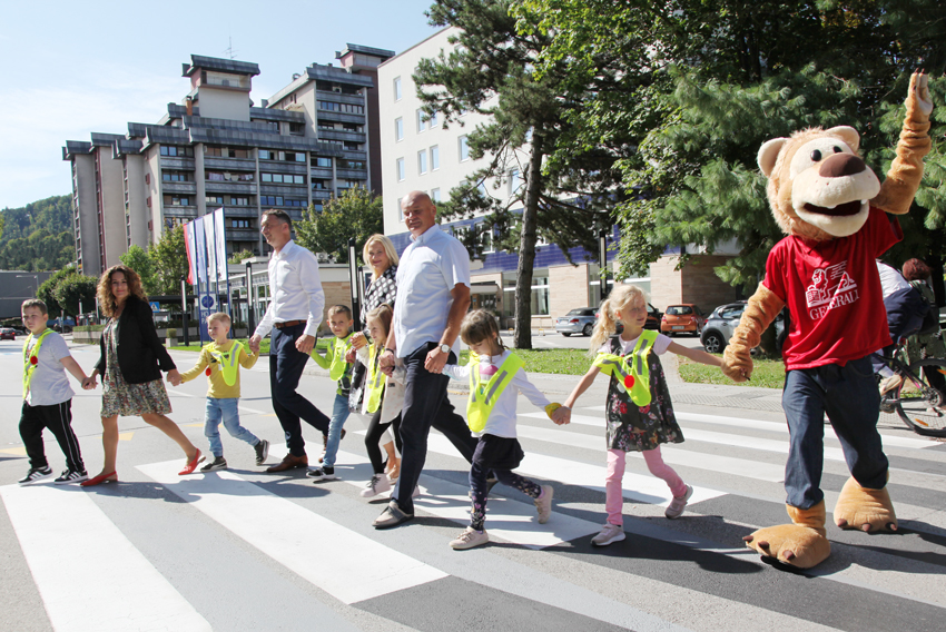 Otroci so skupaj s strokovnjaki pozdravili prvo 3D zebro v Velenju