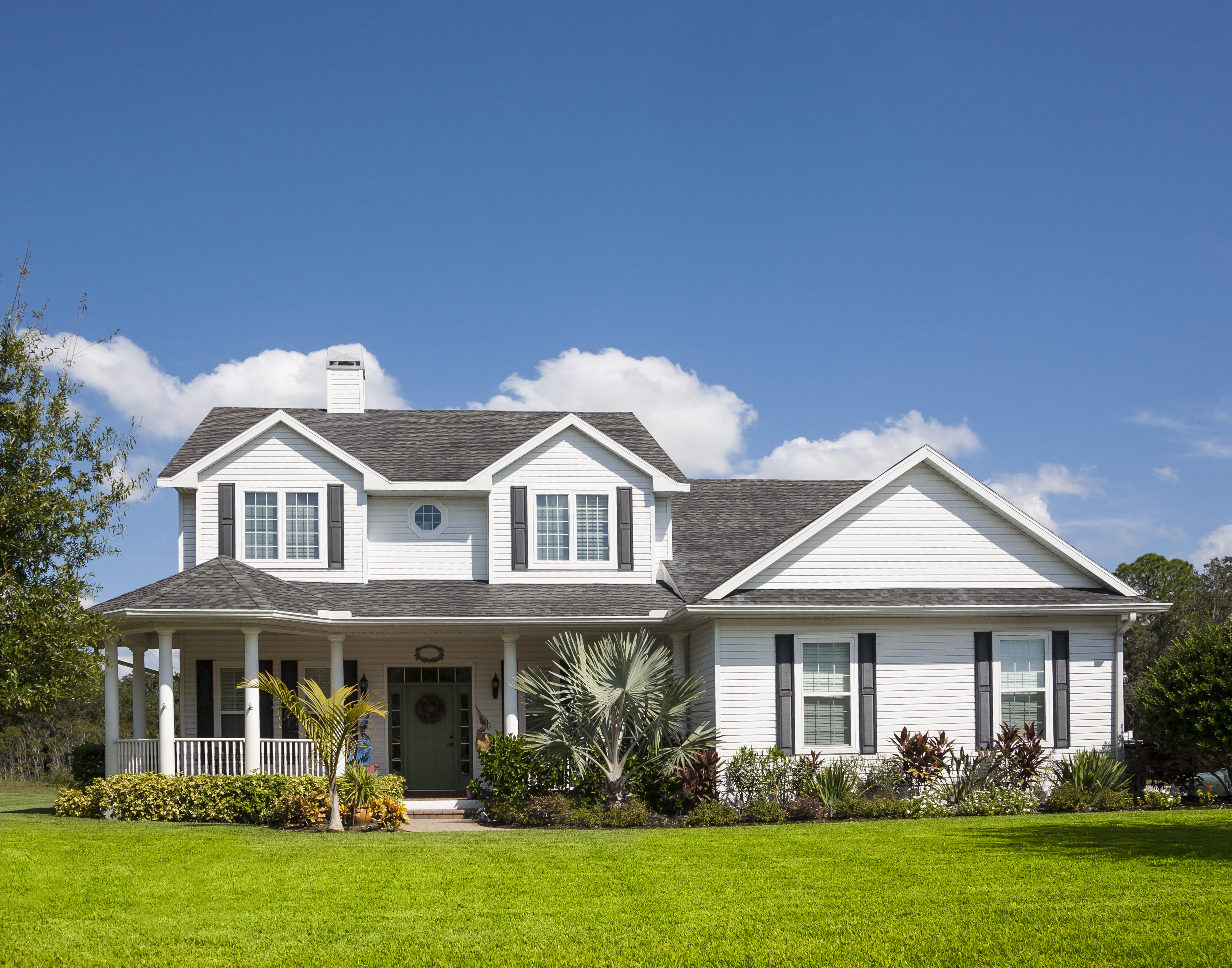 Front view of a Traditional American Home with wrapped porch