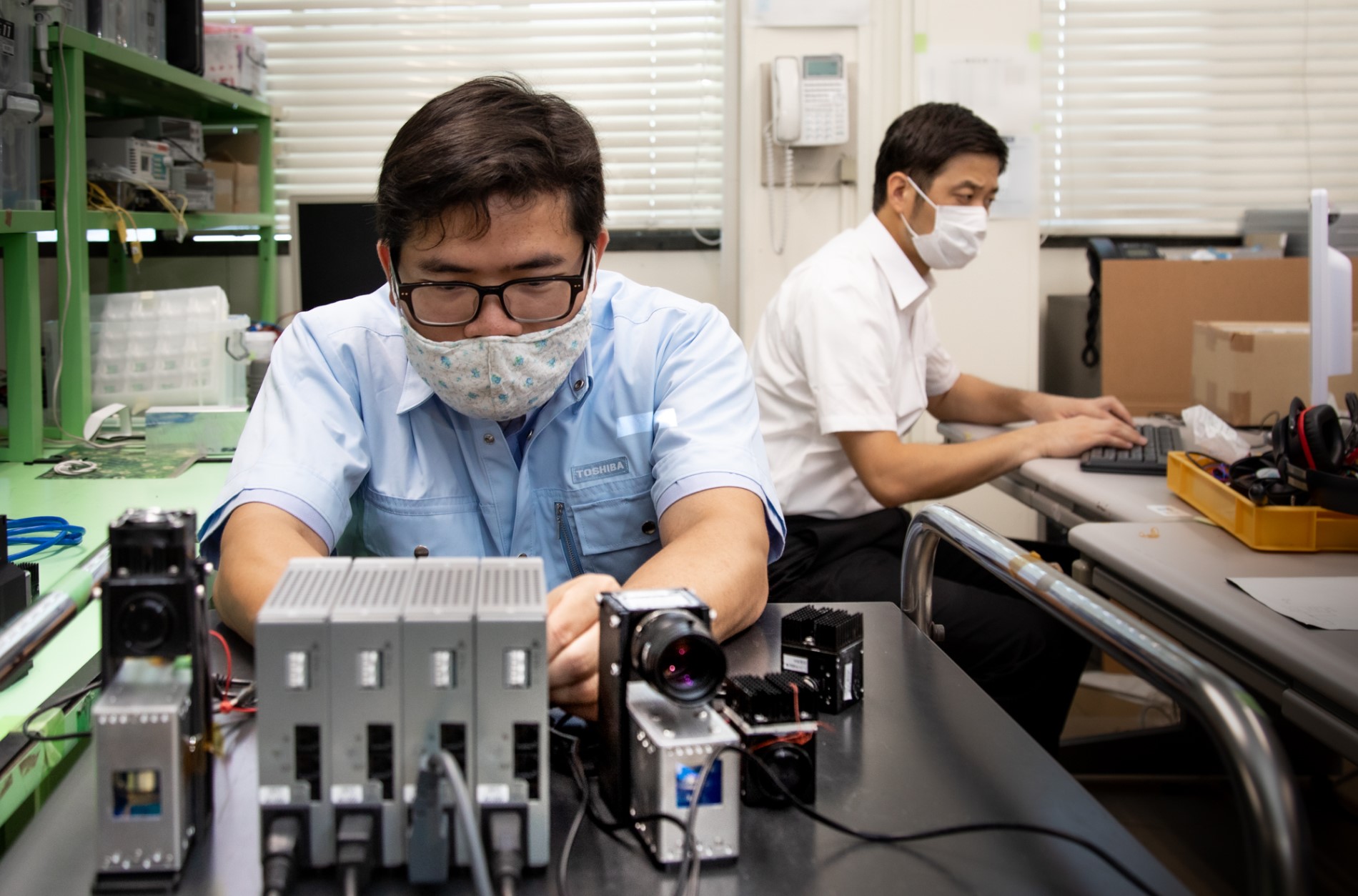 実験室にて部下と「ソリッドステート式LiDAR」の簡易距離測定試験を行う崔氏