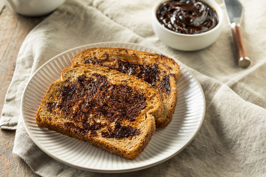 VEganski recepti naj vključujejo tudi fermentirana živila za vnos vitamina B12, na sliki toast z marmitom