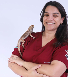 Mulher de blusa vermelha sorrindoDescrição gerada automaticamente com confiança média