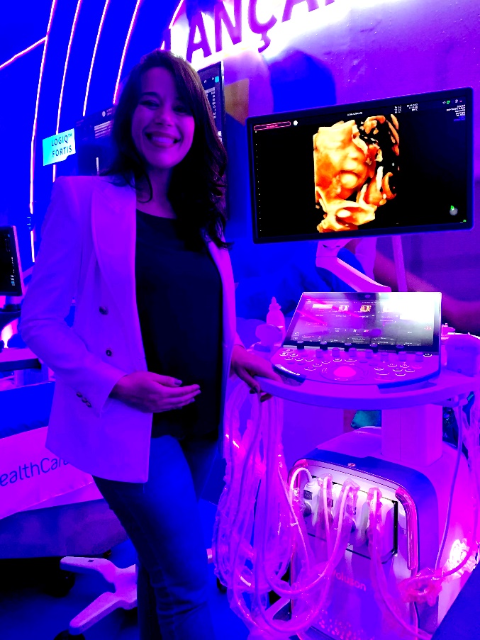 Mulher com a mão no palcoDescrição gerada automaticamente