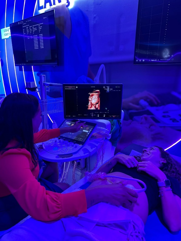 Computador em cima de palco com microfone na mãoDescrição gerada automaticamente com confiança média