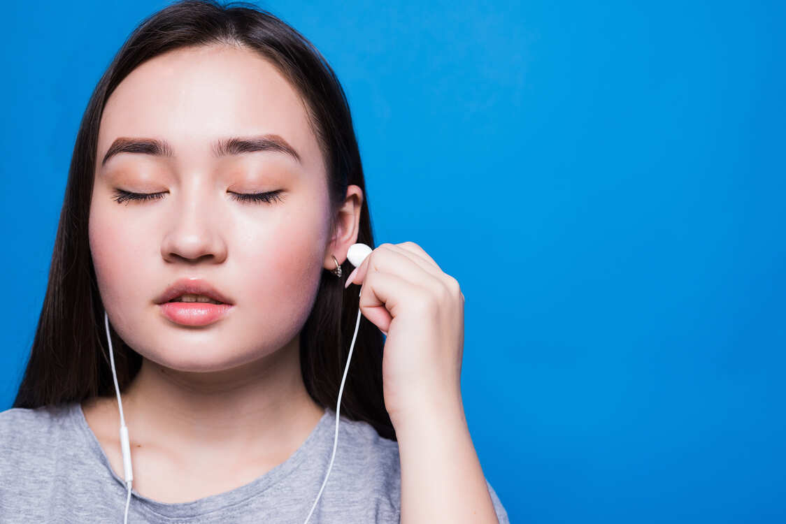 Kamu Suka Dengar Musik Pakai Earphone dengan Volume Maksimal? Ini Bahayanya!.jpg