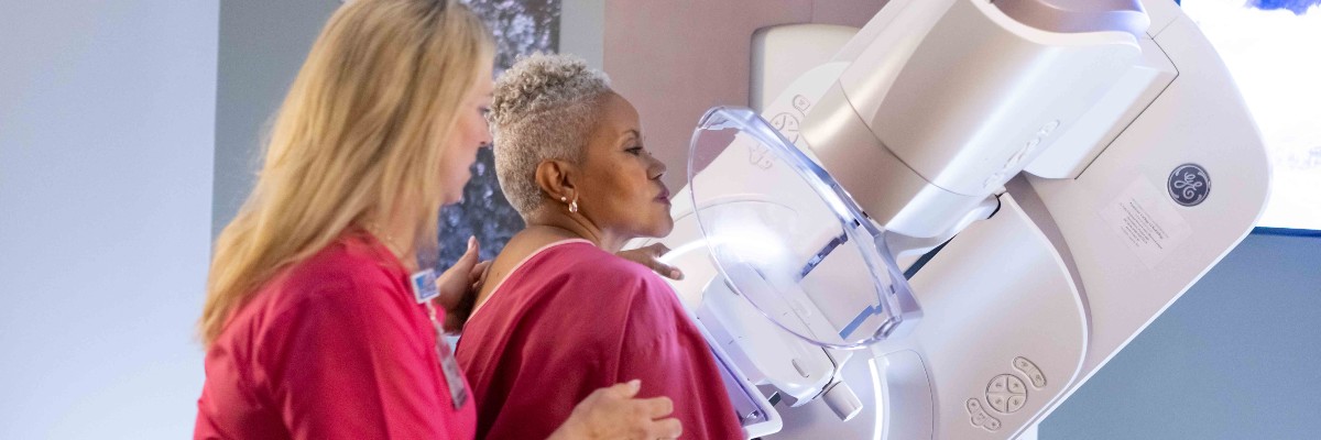 Patient and tech using SenoBright HD, GE Healthcare’s contrast-enhanced spectral mammography (CESM) 