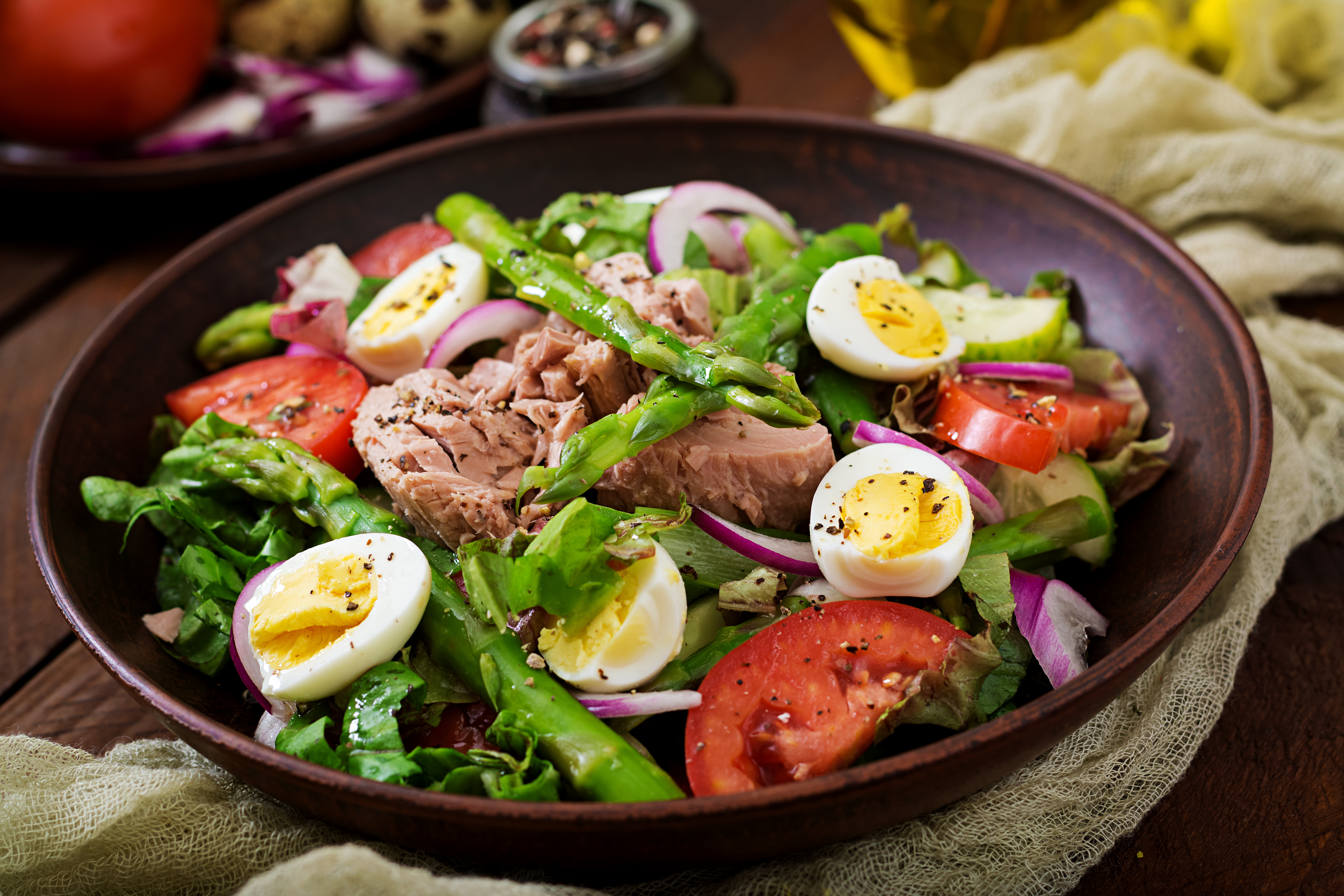 Salad with tuna, tomatoes, asparagus and onion. Salad Nicoise