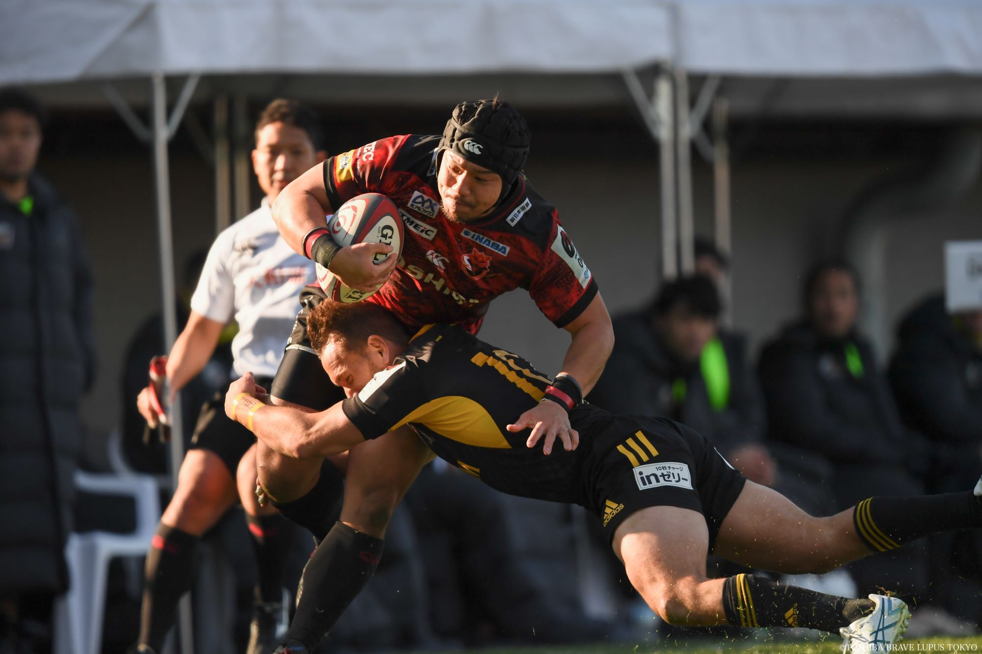 Hashimoto pushes through a tackle