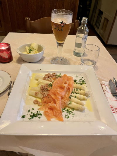 Andreja Počkaj uživa v varnem in zabavnem solo potovanju po Belgiji, na sliki večerja s šparglji, Brugge