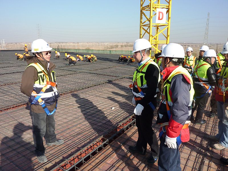 800px-Safety_instructions_at_a_construction_site_in_China.jfif