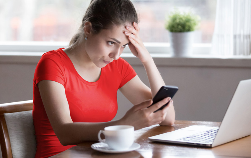 Dekle se nezadovoljno poskuša spomniti močnega gesla.