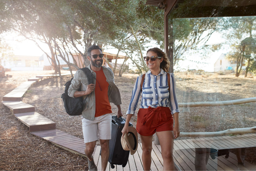 Mlad par sledi modernim trendom za počitnice in potovanja