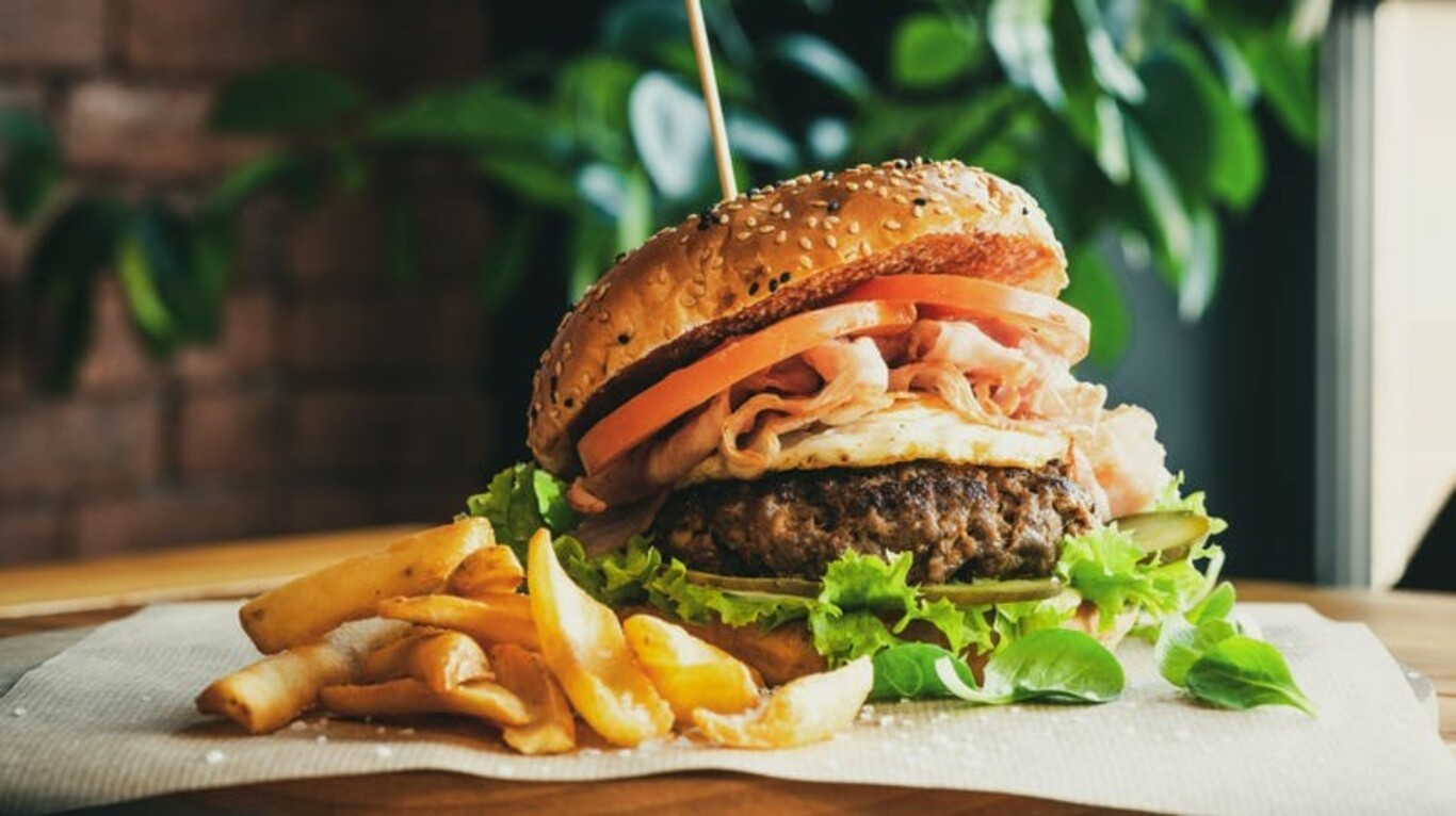 https://images-cdn.welcomesoftware.com/Zz0zODVkMjA3Y2RlZDgxMWVjYjRhNzQyMzA3NDMyOTI0OQ==/Burger.jpeg?width=1366